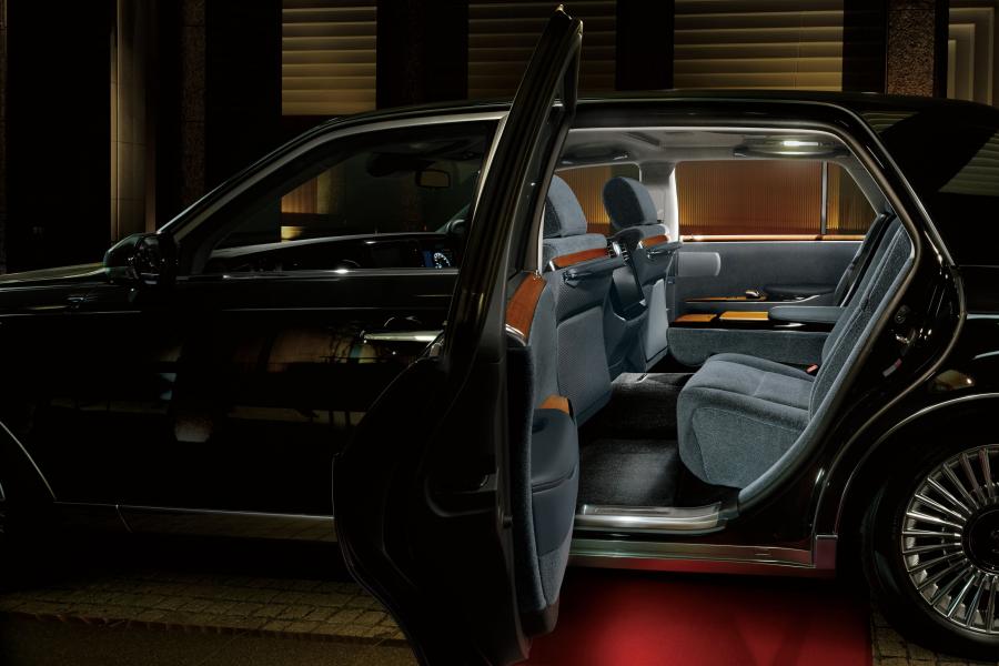  Toyota Century 2018 года  (фото 22 из 24)